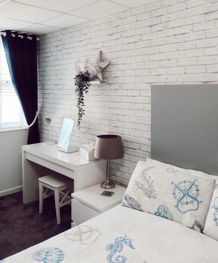 By The Seaside Bed and Breakfast Blackpool Buitenkant foto