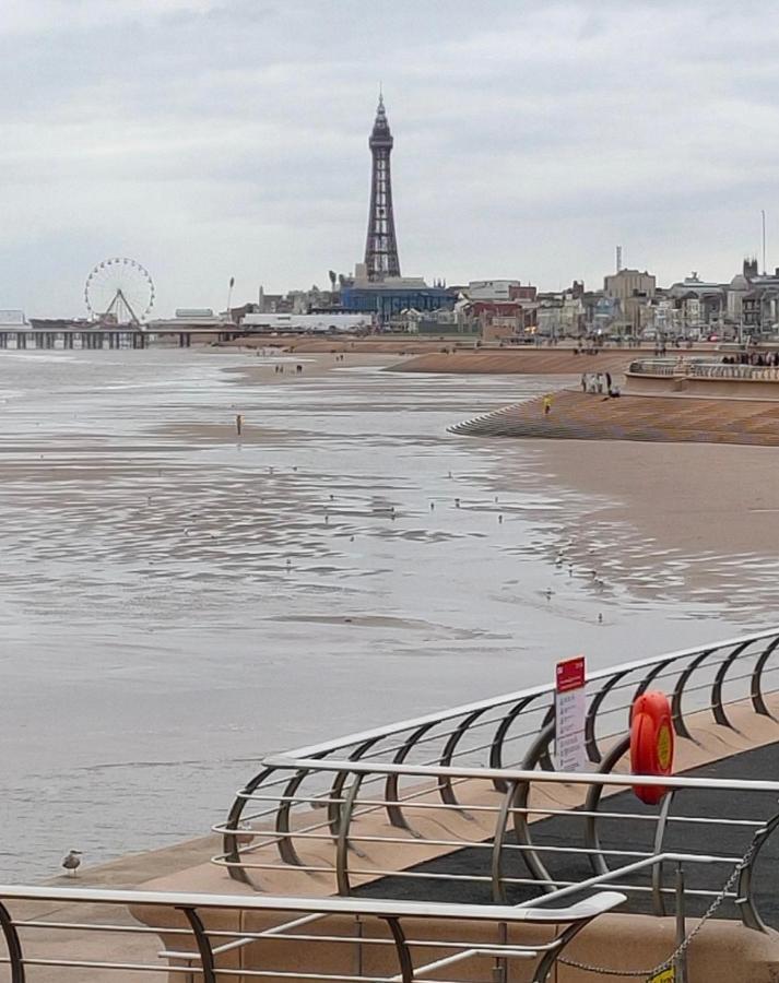 By The Seaside Bed and Breakfast Blackpool Buitenkant foto